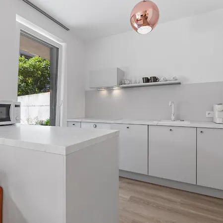 Stylish Urban Apartment-garden&parking&ac *