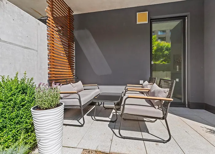 Stylish Urban Apartment-garden&parking&ac