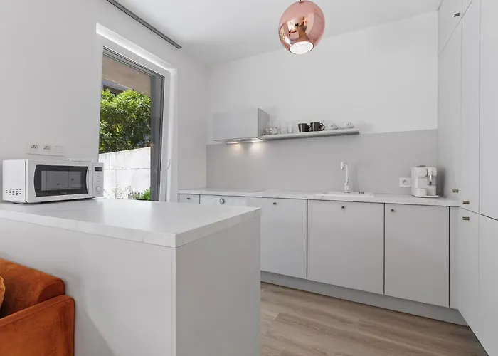 Stylish Urban Apartment-garden&parking&ac *